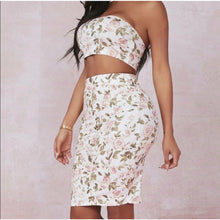 Load image into Gallery viewer, “You Flatter Me” Two Piece Floral Print Crop Top Skirt Set
